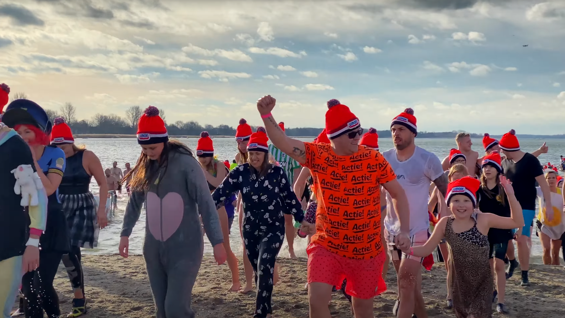 Nieuwjaarsduik-reportage-op-HK13TV_4 Nieuwjaarsduik reportage op HK13TV